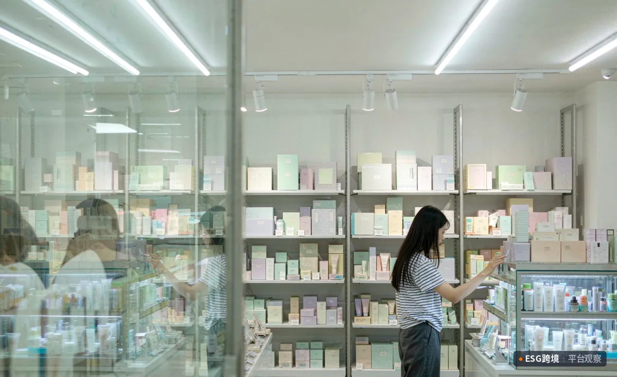 首尔美妆店内，顾客正在挑选护肤品（原创专题配图）